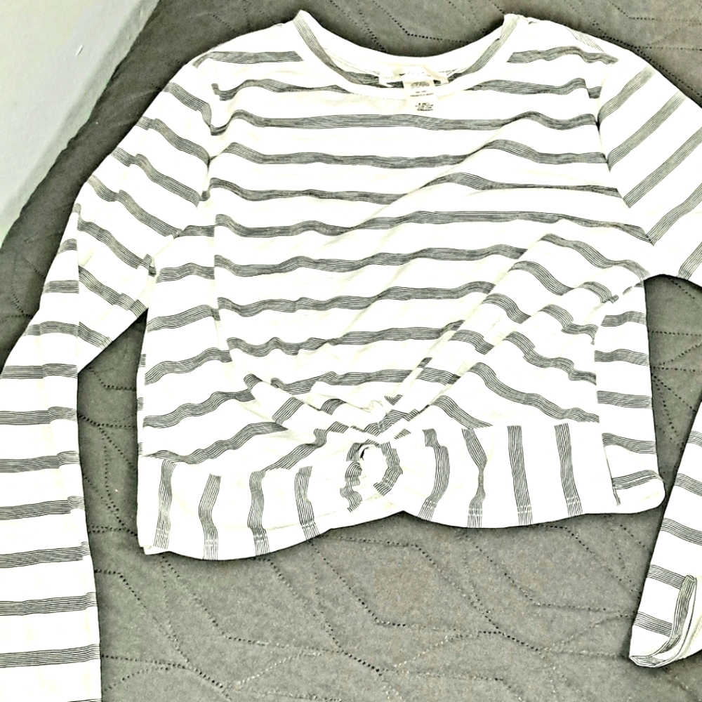 Women's knotted long sleeved shirt